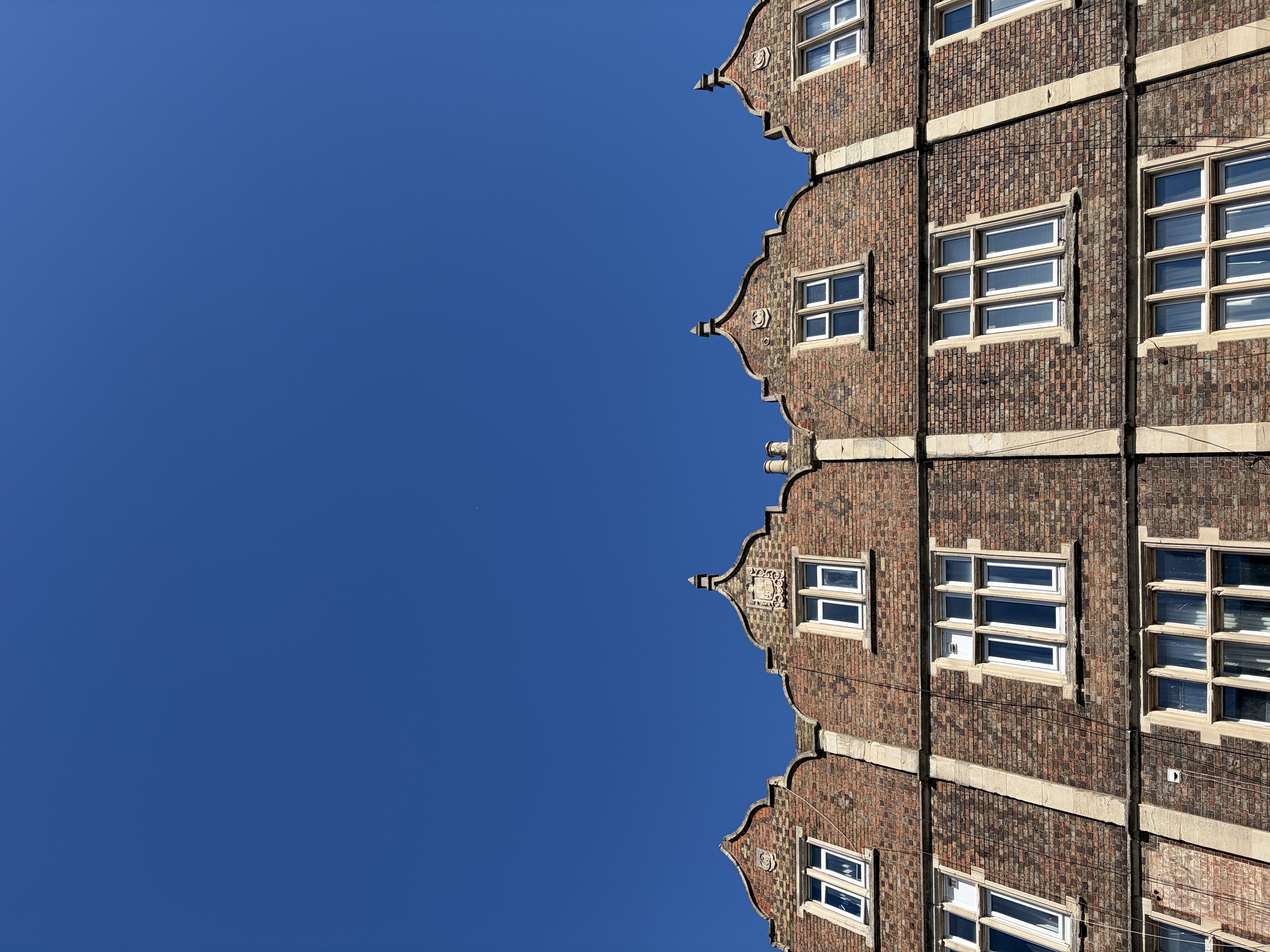 South of the bridge in Bedford, a skyline and a blue sky